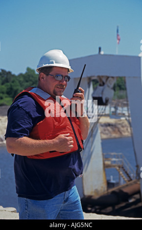 Project manager a parlare con i colleghi su radiophone in porto, North Carolina, STATI UNITI D'AMERICA Foto Stock