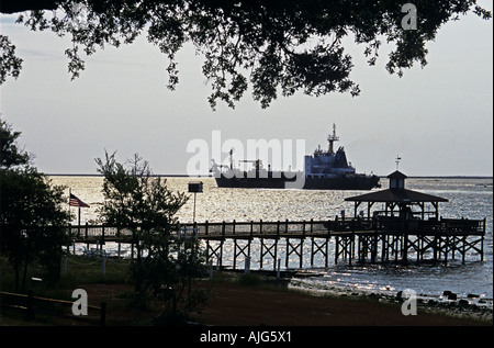 Dragare al crepuscolo off costa di Southport, North Carolina, STATI UNITI D'AMERICA Foto Stock