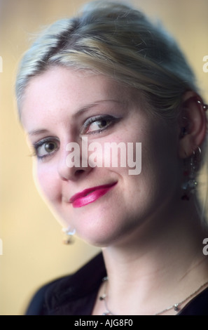 Ritratto di giovane donna caucasica sorridente Foto Stock