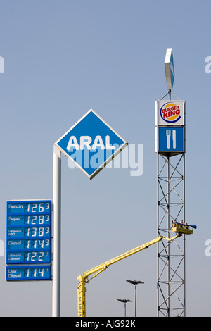 Installazione di ARAL Logo in un'autostrada area di servizio con una gru ARAL è il più popolare di olio minerale società in Germania un Foto Stock