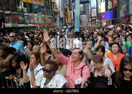 Organizzato da Times Square Chiesa migliaia folla in Times Square per un incontro di preghiera Foto Stock