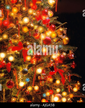 Ancora la vita di un Natale decorati con luci ad albero e ornamenti Foto Stock