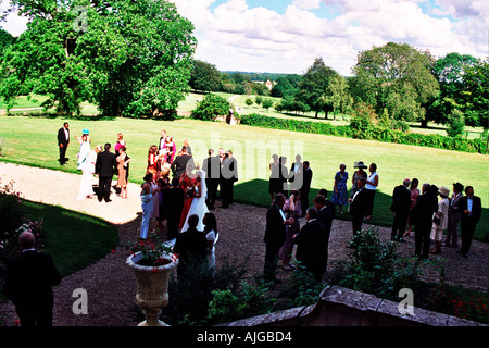 Sposa e lo sposo salutare gli ospiti al ricevimento di nozze Foto Stock