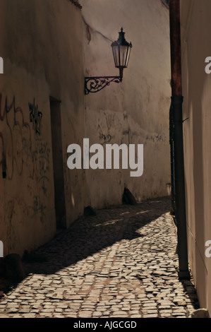 In acciottolato strada stretta con un solitario strada lampada a Praga, Repubblica Ceca Foto Stock