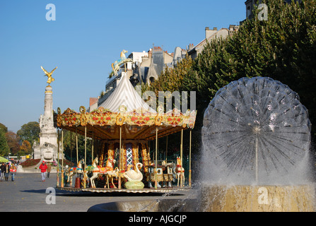 Giostra per bambini in Place Drouet d'Erlon, Reims, Marne, Champagne-Ardenne, Francia Foto Stock