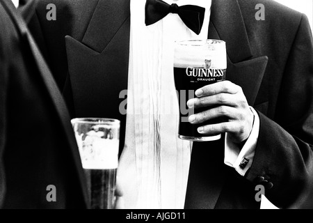 L'uomo al matrimonio di bere una pinta di Guinness Foto Stock