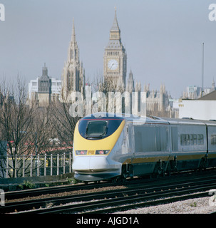 Eurostar 300 km/h (186mph) il treno ad alta velocità si muove oltre le case del Parlamento dopo aver lasciato la stazione internazionale di Waterloo. Foto Stock