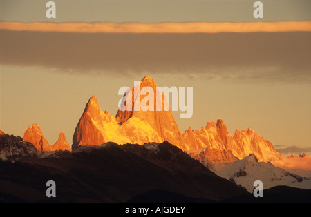 La catena del Monte Fitzroy all'alba è stata vista da El Chalten, dal Parco Nazionale Los Glaciares, dalla Patagonia, dall'Argentina Foto Stock