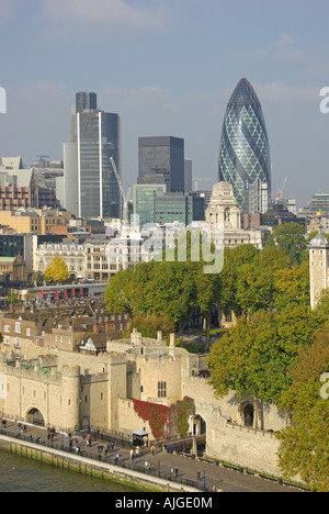 Città skyline di Londra include il nuovo edificio Willis visto al di là di colore di autunno presso la Torre di Londra Foto Stock