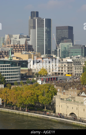 Città skyline di Londra include il nuovo edificio Willis visto al di là di colore di autunno presso la Torre di Londra Foto Stock