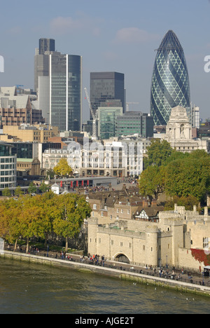 Città skyline di Londra include il nuovo edificio Willis visto al di là di colore di autunno presso la Torre di Londra Foto Stock