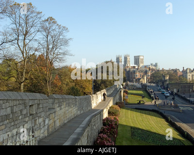 York Minster visto dalle mura di York Foto Stock