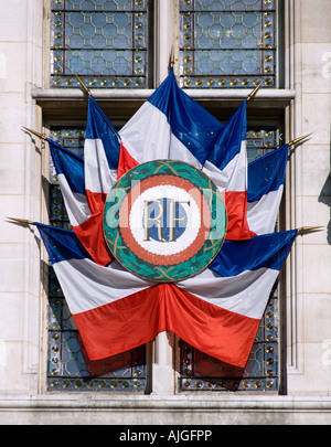 Francia Ile de France Paris Rosette di Francese triclour bandiere con RF Republique Francais emblema sulla finestra del Hotel de Ville Foto Stock