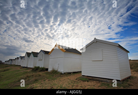 Fila di cabine sulla spiaggia, a Heacham sulla costa di Norfolk sotto un cielo interessante. Foto Stock