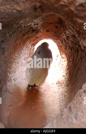Lalibela passerella attraverso il tunnel tra Bet Amanuel e Bet Abba Libanos Foto Stock
