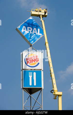 Installazione di ARAL Logo in un'autostrada area di servizio con una gru. ARAL è il più popolare di olio minerale società in Germania Foto Stock