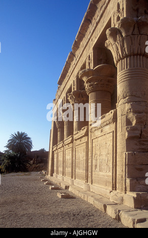 Il romano di nascita facciata di Casa a Dendara tempio di Hathor Foto Stock