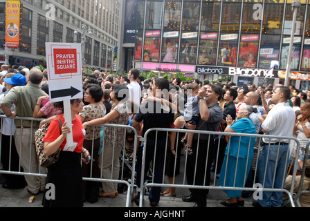 Organizzato da Times Square Chiesa migliaia folla in Times Square per un incontro di preghiera Foto Stock