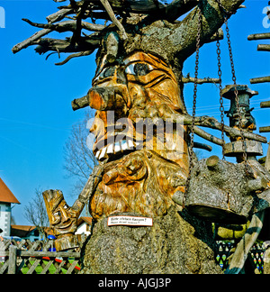 Grottesca faccia scolpita in un albero morto trunk in Baviera Germania Europa UE Foto Stock