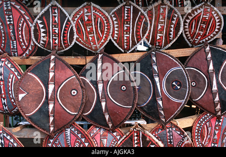 Masai scudi fatta di pelle d'animale e decorate con modellazione geometrica protezioni simili venduti in tutto il Kenya e Tanzania Foto Stock