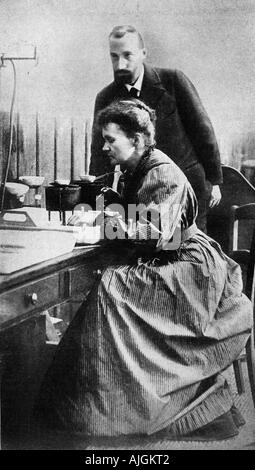 M & Mme Curie, Pierre e Marie, scopritori di Radium, insignito del Premio Nobel per la Chimica nel 1903, nel loro laboratorio Foto Stock