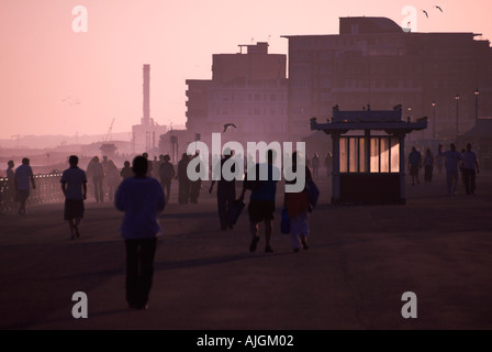 Serata estiva vista sul lungomare di Brighton e Hove East Sussex England Regno Unito Foto Stock