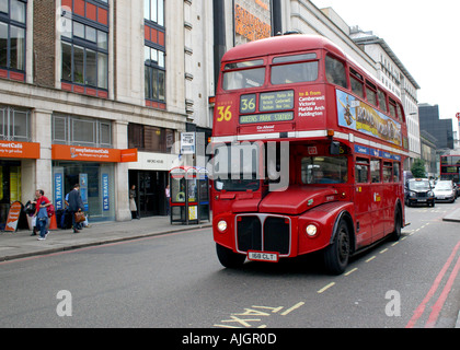 Londra autobus Routemaster a Victoria Station e sul percorso 36 -1 Foto Stock
