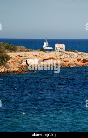 WHITE sailing yacht a vela in una giornata di sole di punta PRIMA TORREVIEJA COSTA BLANCA SPAGNA Foto Stock