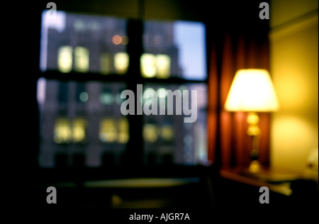 Una serata vista dall'interno di un New Yorker Hotel guest room, utilizzando un artisticamente al di fuori della messa a fuoco lo stile di fotografia. Foto Stock