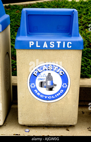 Bicchiere di plastica e alluminio area di riciclo in un servizio interstatale plaza Foto Stock