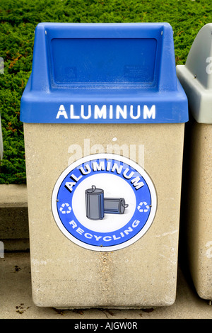 Bicchiere di plastica e alluminio area di riciclo in un servizio interstatale plaza Foto Stock