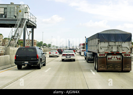 La congestione del traffico sulla superstrada verso il centro di Chicago in Illinois il Foto Stock