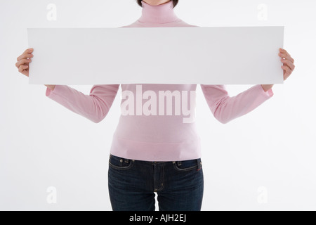 Donna che mantiene la carta vuoto Foto Stock