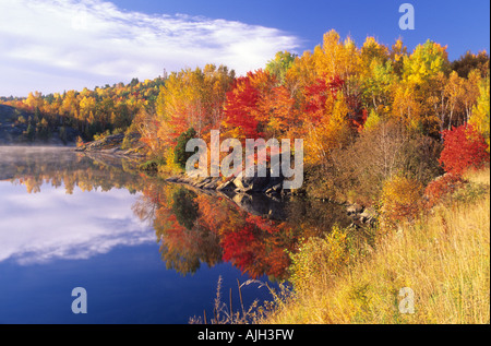 Autunno riflessioni sul Lago di Simon, Naughton, città di maggiore Sudbury, Ontario, Canada. Foto Stock