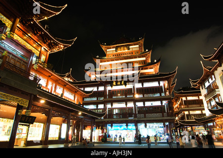 Il Giardino Yu Yuan Bazaar edifici fondata dalla dinastia Ming Pan famiglia illuminata nella vecchia città cinese District Shanghai in Cina Foto Stock