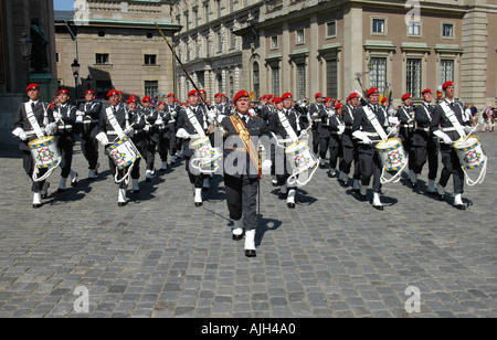 I tamburi della banda dell'esercito svedese con il Drum Major Eugen Qvarnström che marciavano verso il Palazzo reale di Stoccolma per il cambio delle guardie Foto Stock