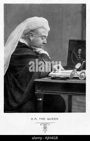 La regina Victoria, 1897 fotografia della regina imperatrice alla sua scrivania nell'anno del suo giubileo di Diamante