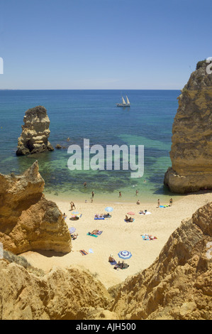 Il Portogallo Algarve, Praia de Dona Ana, rocce e spiaggia Lagos Foto Stock