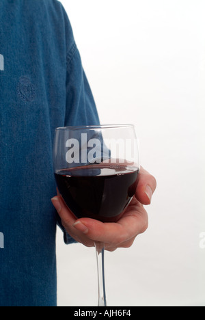 Mano che tiene un bicchiere di vino rosso Foto Stock