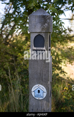 Segnavia segno bridleway pubblica e acorn marcatura national trail su oak post Cotswold modo Leckhampton Hill Costwolds REGNO UNITO Foto Stock