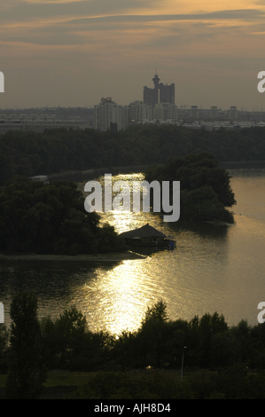 Beograd, Genex Tower, fiume salvare incontra il fiume Danubio Foto Stock