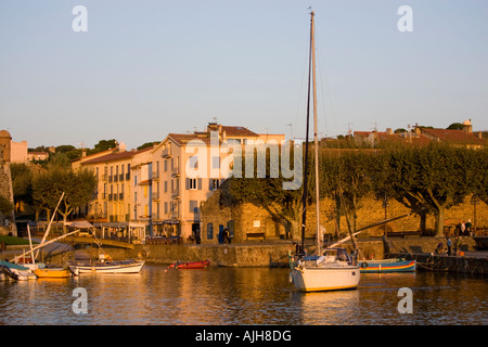 Yacht lasciando porto di Collioure, Pirenei orientali, Francia Foto Stock