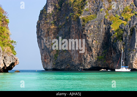 Ripide scogliere guard ingresso Ao Maya Bay Ko Phi Phi Leh isola della Thailandia Foto Stock