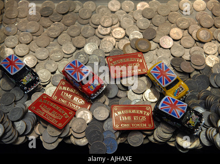 Le monete in un divertimento arcade, Lyme Regis, Regno Unito. Foto Stock