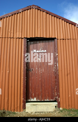 Invito a rilassarsi scritto sul retro paese hut Mt Roberts Nelson Lakes National Park Isola del Sud della Nuova Zelanda Foto Stock