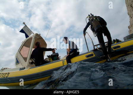 Francia Marseille Riou Isola Imperial de Terre un Subacqueo salendo sulla barca Diving Foto Stock