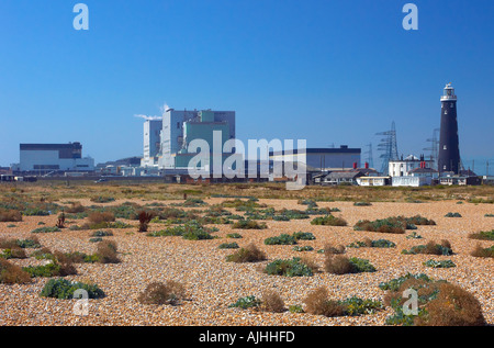 Dungeness centrale nucleare Kent e il vecchio faro in disuso vista dalla spiaggia Foto Stock