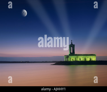 GB - LEICESTERSHIRE: Moon over Normanton Chiesa a Rutland acqua Foto Stock