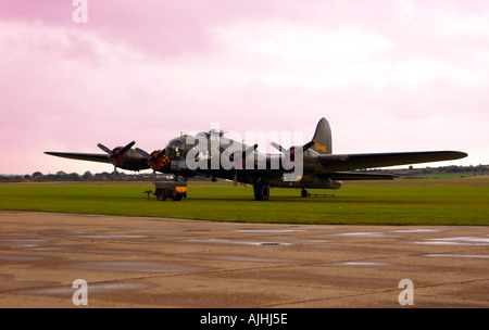 B17G Flying Fortress Bomber Sally B al tramonto a Duxford Air Museum Regno Unito Foto Stock