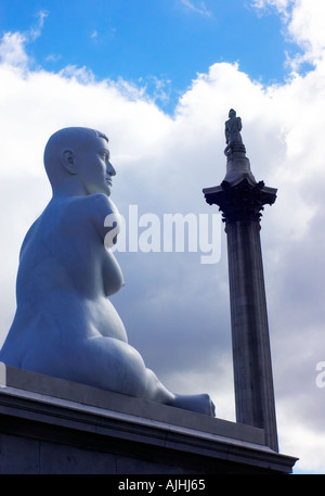 Marc Quinns statua di Alison riunitore incinta in Trafalgar Square Settembre 2005 con Nelsons Column Foto Stock